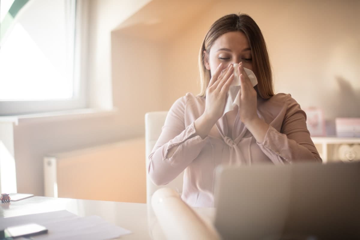 Curare il raffreddore velocemente: gli step per chi non può ammalarsi