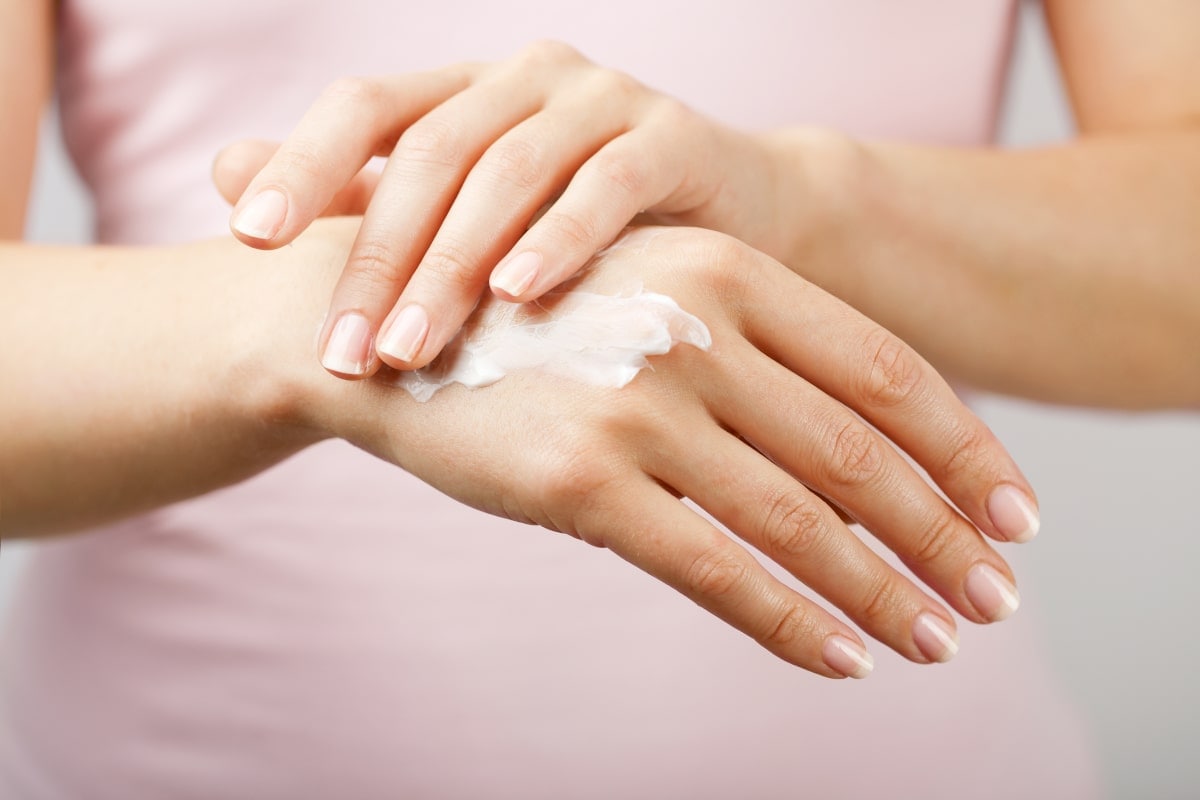 Come scegliere la crema per mani screpolate più adatta alla pelle