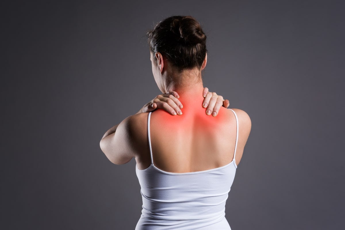 Mal di schiena da cervicale: i sintomi più comuni per riconoscerlo