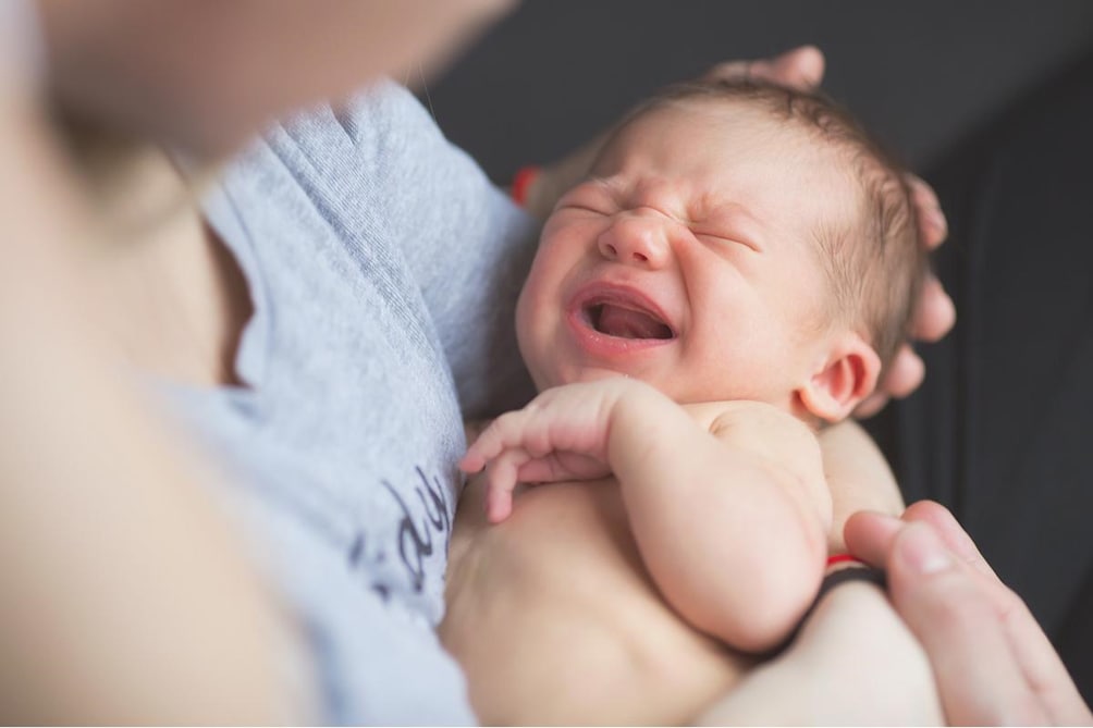 Come calmare le coliche dei neonati? Ecco rimedi e soluzioni efficaci 