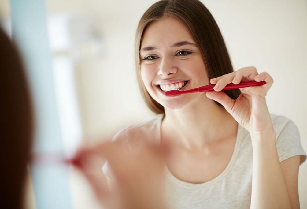 Come rinforzare lo smalto dei denti: ecco la routine e i prodotti migliori