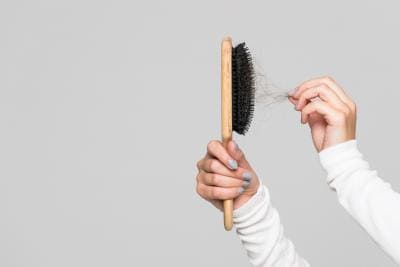 Caduta dei capelli in autunno: i rimedi per prevenirla